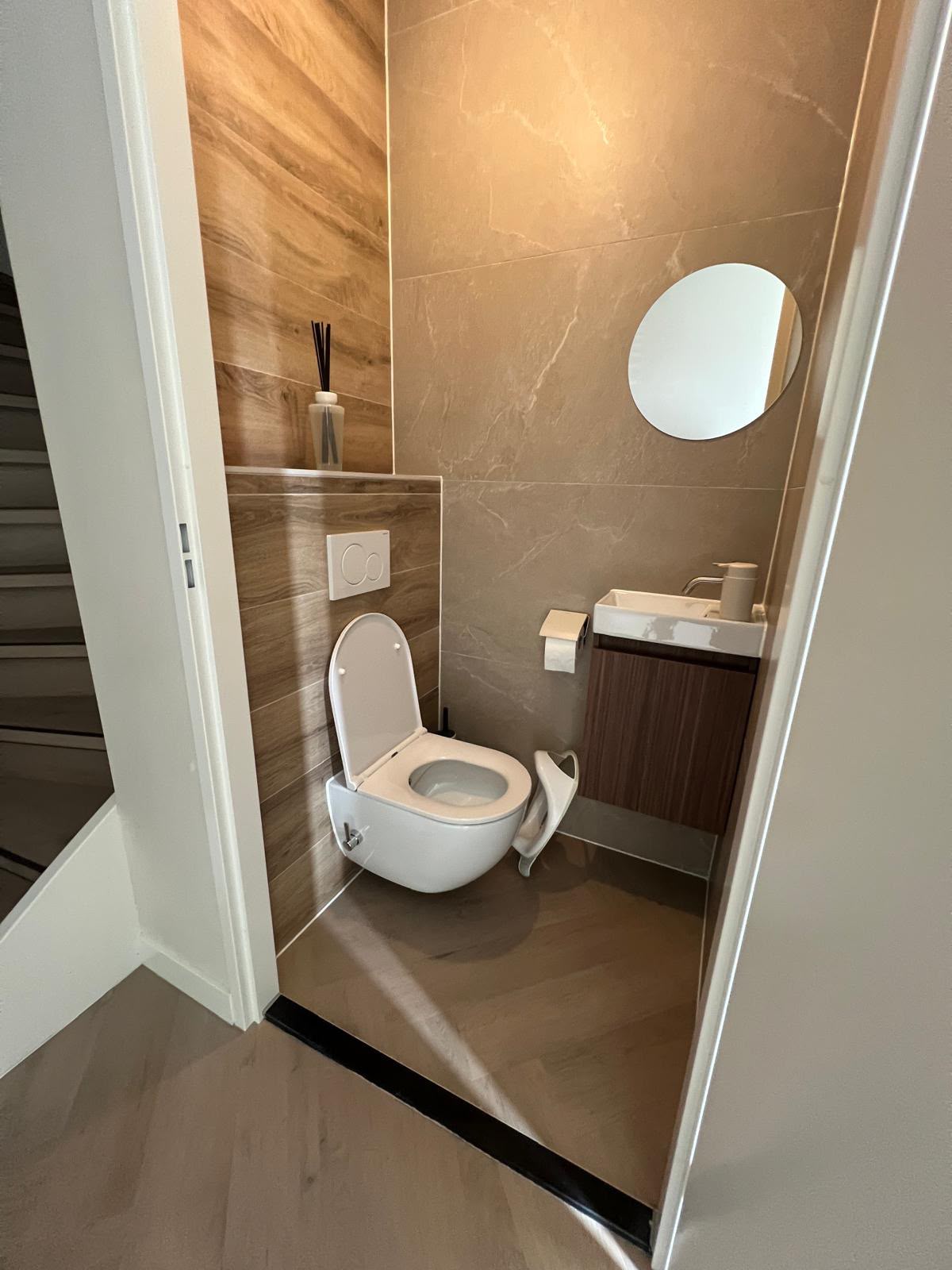 Toiletruimte met houtlook tegels