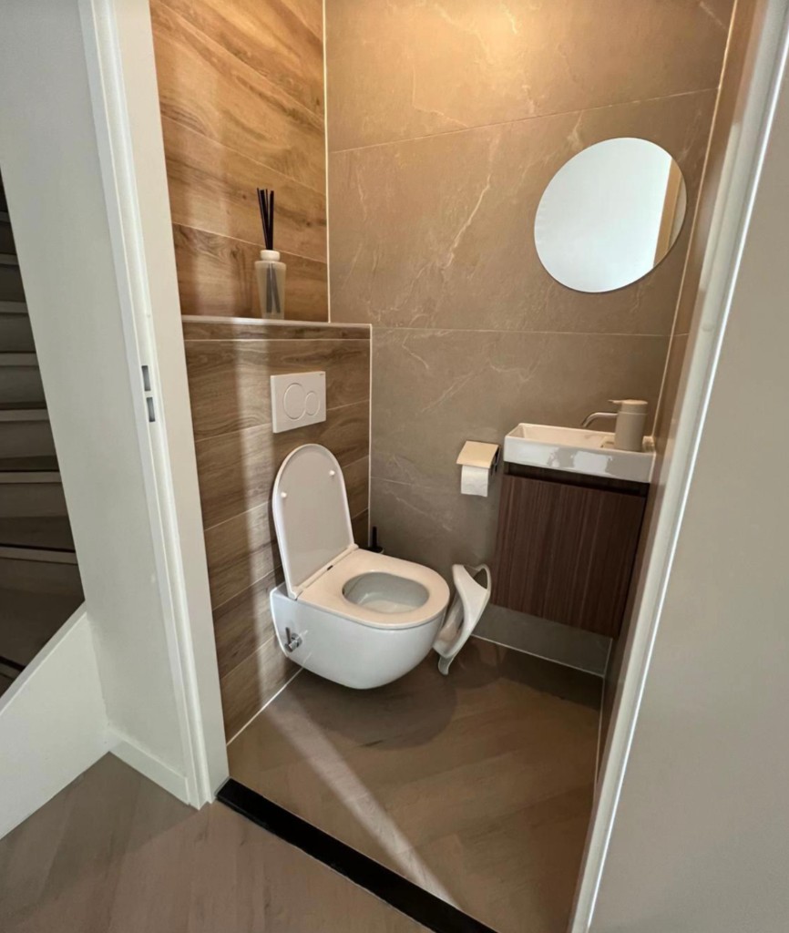 Toiletruimte met houtlook tegels